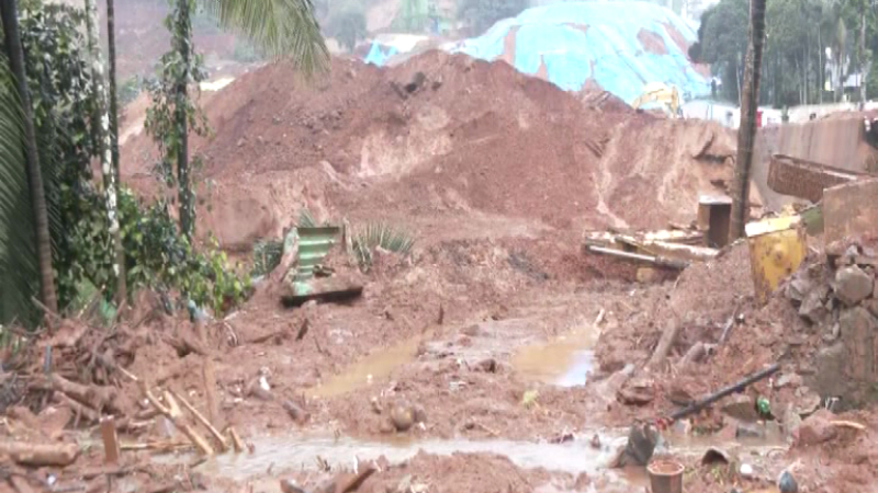 Wayanad Landslide | 48 ಗಂಟೆಗಳ ಕಾರ್ಯಾಚರಣೆ ಯಶಸ್ವಿ - ರಸ್ತೆ ಮೇಲೆ ಬಿದ್ದಿದ್ದ ಬೆಟ್ಟ, ಬಂಡೆಗಳ ತೆರವು 11 Wayanad Meppadi Landslide 1