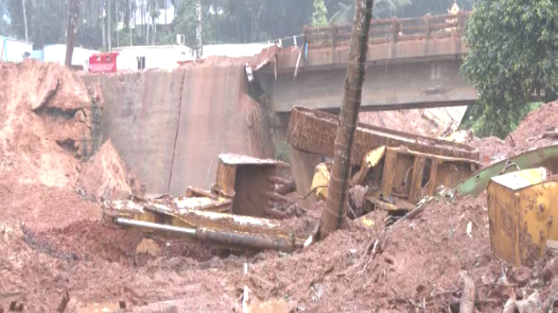 Wayanad Landslide | 48 ಗಂಟೆಗಳ ಕಾರ್ಯಾಚರಣೆ ಯಶಸ್ವಿ - ರಸ್ತೆ ಮೇಲೆ ಬಿದ್ದಿದ್ದ ಬೆಟ್ಟ, ಬಂಡೆಗಳ ತೆರವು 10 Wayanad Meppadi Landslide JCB Found