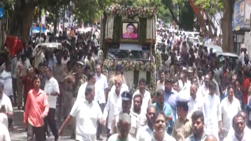 ಚೆನ್ನಮ್ಮ ಪಾರ್ಥಿವ ಶರೀರಕ್ಕೆ ಪುಷ್ಪ ನಮನ ಸಲ್ಲಿಸಲು ಎರಡು ಟ್ರ್ಯಾಕ್ಟರ್ ಹೂ ತಂದ ಸ್ವರೂಪ್ 9 chennamma mortal remains to holenarasipura