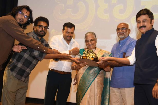 k n ganeshaiah punyakoti shathakaruni animation video launched by sudha murthy and ramesh aravind 1