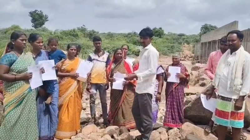 ಎಸ್ಐಆರ್ ಕಾರ್ಯಕ್ಕೆ ನೆಟ್ವರ್ಕ್ ಸಮಸ್ಯೆ - ಮೊಬೈಲ್ ಹಿಡಿದು ಬೆಟ್ಟ ಏರಿದ ಬಿಎಲ್ಒಗಳು 9 network problem for sir work in lingasugur 1