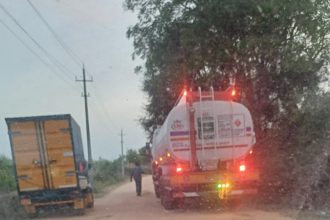 petrol mafia at kolar border stealing from tankers and selling at low prices