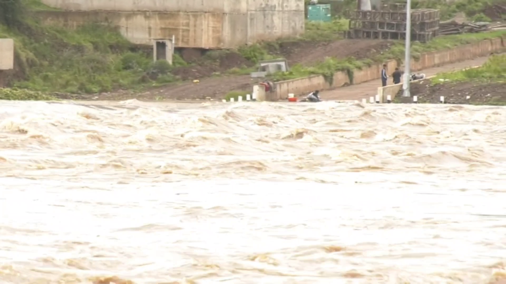 Karnataka Rains Live Updates | ಜಲಾಶಯಗಳ ಒಳಹರಿವಿನಲ್ಲಿ ಹೆಚ್ಚಳ- ಕರಾವಳಿಯಲ್ಲಿ ಸಮುದ್ರದ ಅಬ್ಬರ 23 vlcsnap 2026 07 06 15h07m23s671