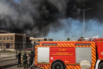 27 killed 42 injured in russian strikes on ukraine zelenskyy vows punishment