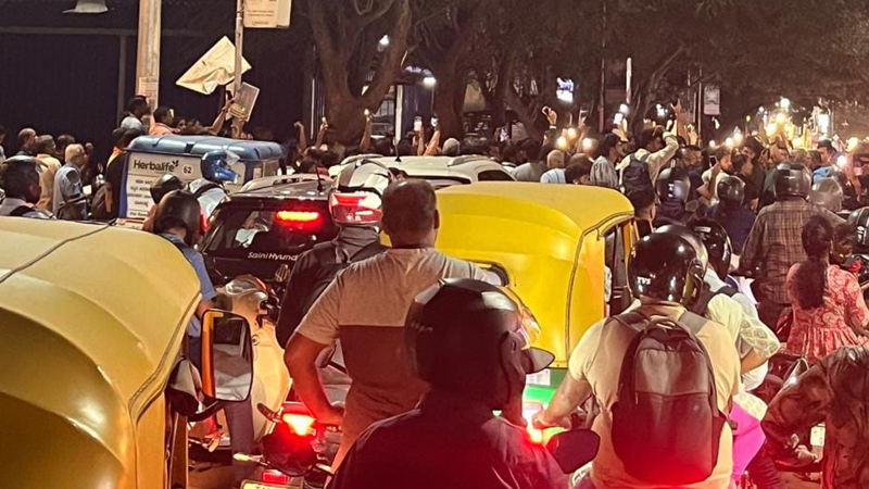ಗುಂಡಿ ತಪ್ಪಿಸಲು ಹೋಗಿ ಭೀಕರ ರಸ್ತೆ ಅಪಘಾತ - ಬೈಕ್ನಲ್ಲಿ ಹಿಂಬದಿ ಕುಳಿತಿದ್ದ ಯುವತಿ ಸಾವು 10 Anekal Accident 2