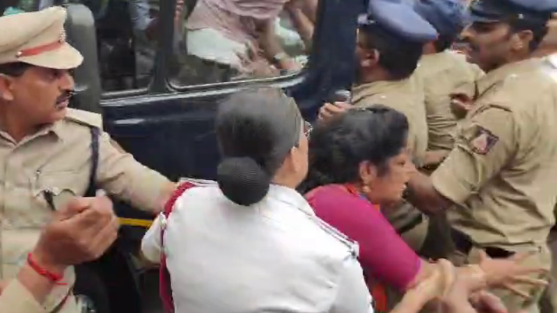 ಸಚಿವ ಸ್ಥಾನದಿಂದ ನಾಗೇಂದ್ರ ವಜಾಕ್ಕೆ ಬಿಜೆಪಿ ಆಗ್ರಹ - ಶಿವಮೊಗ್ಗದಲ್ಲಿ ಡಿಸಿ ಕಚೇರಿ ಮುತ್ತಿಗೆ ಯತ್ನ 11 BJP demands Nagendras dismissal from ministerial post Attempt to blockade DCs office in Shivamogga 2