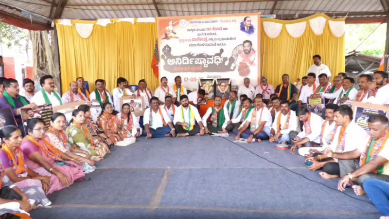 ಸಚಿವ ಸ್ಥಾನದಿಂದ ನಾಗೇಂದ್ರ ವಜಾಕ್ಕೆ ಬಿಜೆಪಿ ಆಗ್ರಹ - ಶಿವಮೊಗ್ಗದಲ್ಲಿ ಡಿಸಿ ಕಚೇರಿ ಮುತ್ತಿಗೆ ಯತ್ನ 10 BJP demands Nagendras dismissal from ministerial post Attempt to blockade DCs office in Shivamogga