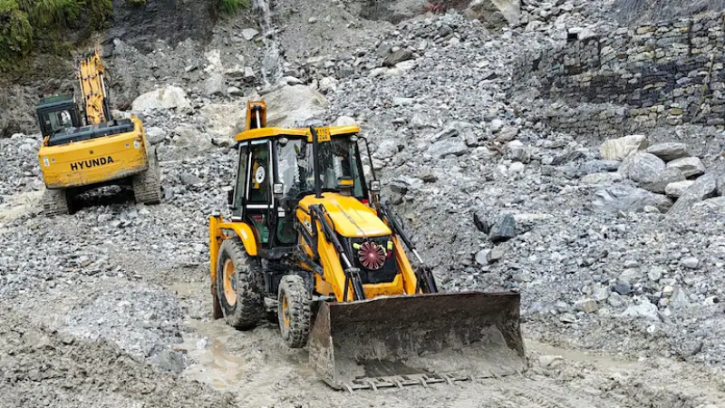 Badrinath National Highway Temporarily Closed Near Helang Following Debris Fall Restoration Underway