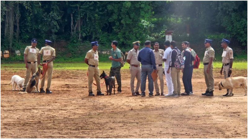 ಪೊಲೀಸ್ ಶ್ವಾನಗಳ ಮಧ್ಯೆ ಸ್ಪರ್ಧೆ - ಬೆಳಗಾವಿ ಎಸ್ಪಿ ಮೈದಾನದಲ್ಲಿ ಮಿಂಚಿದ ಶ್ವಾನಪಡೆ 9 Belagavi Over 18 Sniffer Dogs from 6 Districts Showcase Skills at SP Grounds 1