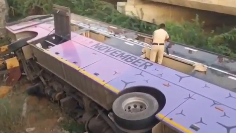 ಬೆಂಗಳೂರಿಗೆ ಬರ್ತಿದ್ದ ಬಸ್ ಅಪಘಾತ - ಸೇತುವೆಯಿಂದ ಉರುಳಿ ಬಿದ್ದು 40 ಮಂದಿಗೆ ಗಾಯ 11 Bus Accident 23