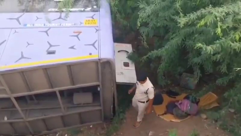 ಬೆಂಗಳೂರಿಗೆ ಬರ್ತಿದ್ದ ಬಸ್ ಅಪಘಾತ - ಸೇತುವೆಯಿಂದ ಉರುಳಿ ಬಿದ್ದು 40 ಮಂದಿಗೆ ಗಾಯ 10 Bus Accident