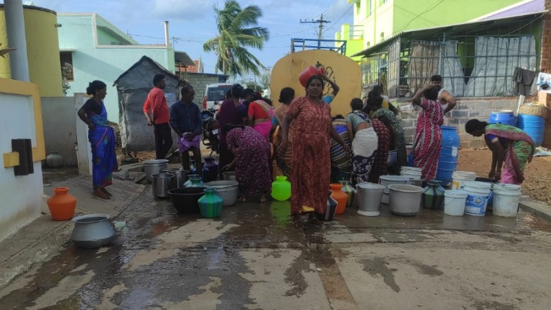Chamarajanagar Severe Drinking Water Crisis in Bairanatti Village Residents Forced to Queue Up with Pots
