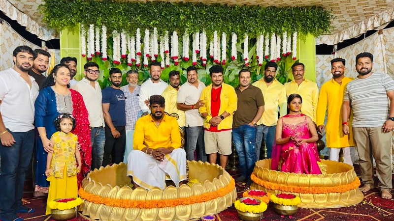 Photo Gallery | ಮದುವೆ ಸಂಭ್ರಮ - ಅರಿಶಿಣದ ಕಳೆಯಲ್ಲಿ ಮಿನುಗಿದ ಚಿಕ್ಕಣ್ಣ ಜೋಡಿ 21 Chikkanna haldi Photos 7