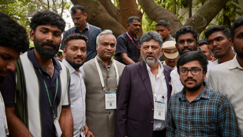 ಕೃಷಿ ಅಧಿಕಾರಿಗಳ ನೇಮಕಾತಿ ಗೊಂದಲ - ಪ್ರತಿಭಟನಾ ನಿರತ ಜಿಕೆವಿಕೆ ವಿದ್ಯಾರ್ಥಿಗಳ ಸಮಸ್ಯೆ ಖುದ್ದು ಆಲಿಸಿದ ಡಿಕೆಶಿ 10 DK Shivakumar 1 1