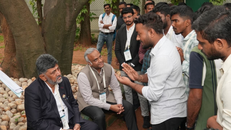 ಕೃಷಿ ಅಧಿಕಾರಿಗಳ ನೇಮಕಾತಿ ಗೊಂದಲ - ಪ್ರತಿಭಟನಾ ನಿರತ ಜಿಕೆವಿಕೆ ವಿದ್ಯಾರ್ಥಿಗಳ ಸಮಸ್ಯೆ ಖುದ್ದು ಆಲಿಸಿದ ಡಿಕೆಶಿ 11 DK Shivakumar 2 1