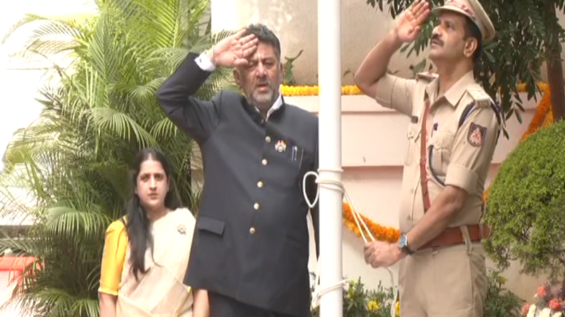 Independence Day | ಮುಖ್ಯಮಂತ್ರಿಯಾಗಿ ಮೊದಲ ಬಾರಿಗೆ ಧ್ವಜಾರೋಹಣ ನೆರವೇರಿಸಿದ ಡಿಕೆಶಿ 9 DK Shivakumar 2 3
