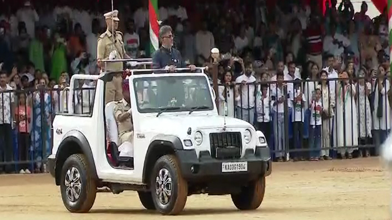 80ನೇ ಸ್ವಾತಂತ್ರ್ಯ ದಿನಾಚರಣೆ – ಮಾಣೆಕ್ ಷಾ ಮೈದಾನದಲ್ಲಿ ಧ್ವಜಾರೋಹಣ ನೆರವೇರಿಸಿದ ಸಿಎಂ ಡಿಕೆಶಿ 10 DK Shivakumar 2 4