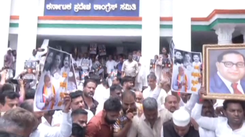 ದಿನೇಶ್ ಗುಂಡೂರಾವ್ಗೆ ಕೈತಪ್ಪಿದ ಸಚಿವ ಸ್ಥಾನ – ಕೆಪಿಸಿಸಿ ಕಚೇರಿಗೆ ಮುತ್ತಿಗೆ ಹಾಕಿದ ಕಾರ್ಯಕರ್ತರು