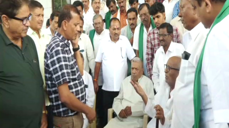 Farmers in Davangere held a meeting at the Circuit House warning the state government to release water from the Bhadra reservoir to the canals for kharif crop