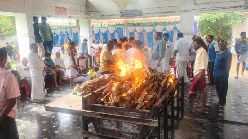 ಪಂಚಭೂತಗಳಲ್ಲಿ ಬಿ.ಸಿ. ನಾಗೇಶ್ ಲೀನ - ಕಂಬನಿ ಮಿಡಿದ ತಿಪಟೂರು 9 Former Karnataka Minister BC Nagesh Laid to Rest with State Honours in Tiptur 2