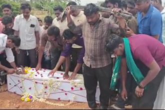 Hanur Shootout Last Rites of Three Deceased Performed MLA Manjunath Distributes Rs15 Lakh Relief to Families 1