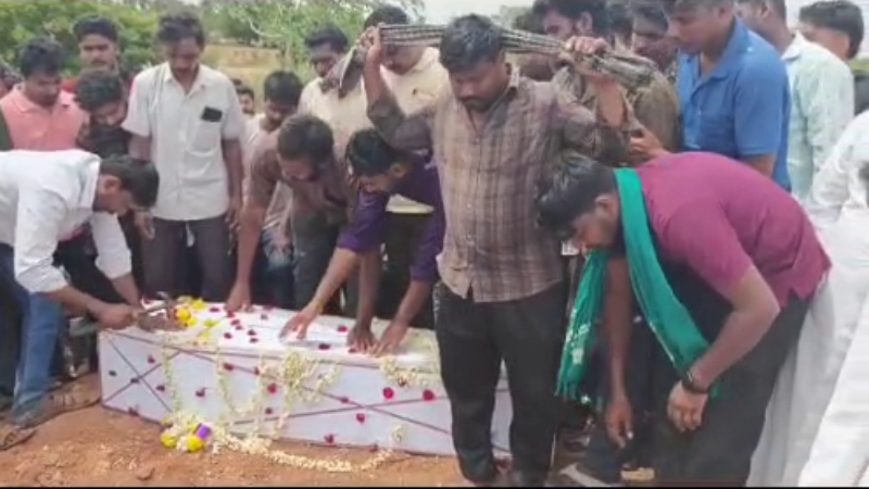 Hanur Shootout Last Rites of Three Deceased Performed MLA Manjunath Distributes Rs15 Lakh Relief to Families 1