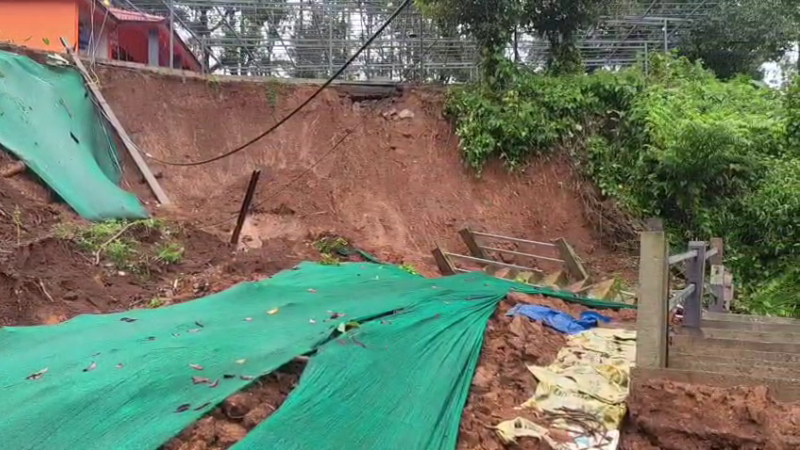 Heavy rain in Madikeri Landslide in front of Ponnola SasthavuTemple