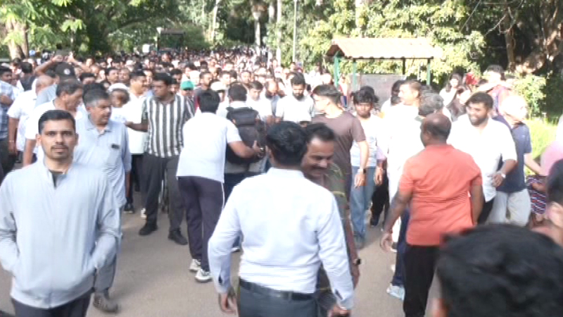 ಬಂಡೆ ತಬ್ಬಿ ಬೆಂಗಳೂರಿಗರ ಪ್ರತಿಭಟನೆ - ಲಾಲ್ಬಾಗ್ ಉಳಿಸಲು ಬೃಹತ್ ಅಭಿಯಾನ 10 Lalbagh Protest 3