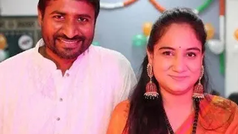 ಬ್ಯಾಂಕ್ ಎದುರೇ ಗುಂಡಿಕ್ಕಿ ಪತ್ನಿ ಕೊಲೆ | ಟೊಮ್ಯಾಟೋ ಕೊಳೆತಿದ್ದಕ್ಕೆ ಹಲ್ಲೆ ಮಾಡಿದ್ದ: ಕರಾಳ ಸತ್ಯ ಬಿಚ್ಚಿಟ್ಟ ಮೃತಳ ಸಹೋದರಿ 12 Lucknow Bank Employee 3
