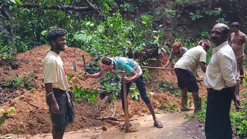 ಮಡಿಕೇರಿ | ಜೇಡಿಗುಂಡಿ – ಅತ್ಯಾಡಿ ಸಂಪರ್ಕಿಸುವ ಗ್ರಾಮೀಣ ರಸ್ತೆಯಲ್ಲಿ ಮತ್ತೆ ಭೂಕುಸಿತದ ಆತಂಕ 11 Madikeri Landslide 1