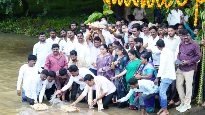 Mp B.Y. Raghavendra MLA B.Y. Vijayendra offered Bagina to Ambligola Dam