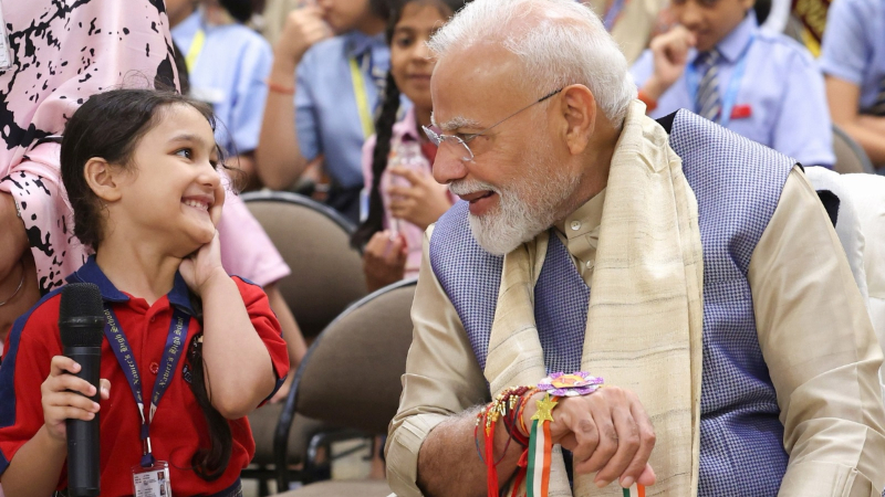 ಶಾಲಾ ಮಕ್ಕಳೊಂದಿಗೆ ಮೋದಿ ರಕ್ಷಾಬಂಧನ ಸಂಭ್ರಮ 9 PM Narendra Modi Celebrates Raksha Bandhan with School Students Shares Heartwarming Moments 1