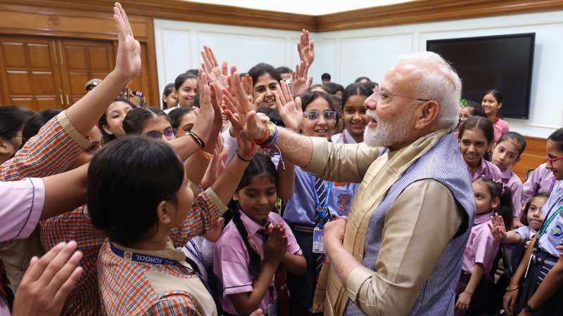 PM Narendra Modi Celebrates Raksha Bandhan with School Students Shares Heartwarming Moments 2