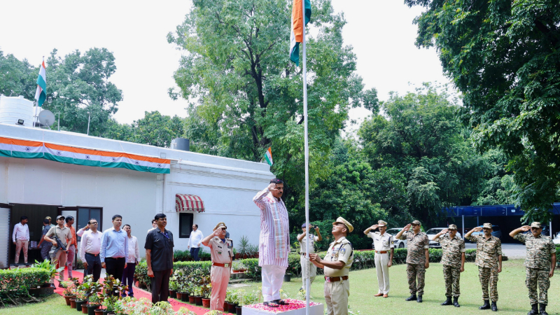 ಹರ್ ಘರ್ ತಿರಂಗಾ - ಹರ್ ಮನ್ ತಿರಂಗಾಕ್ಕೆ ಪ್ರೇರಣೆಯಾದ ಕೇಂದ್ರ ಸಚಿವ ಪ್ರಹ್ಲಾದ್ ಜೋಶಿ 11 Pralhad Joshi Flag Hoisting In Delhi Office Independence Day 1