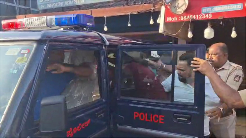 Puttur Xerox Shop Owner Attacked Over Burnt Document Mob Gheroas Police Jeep Cops Resort to Lathi Charge