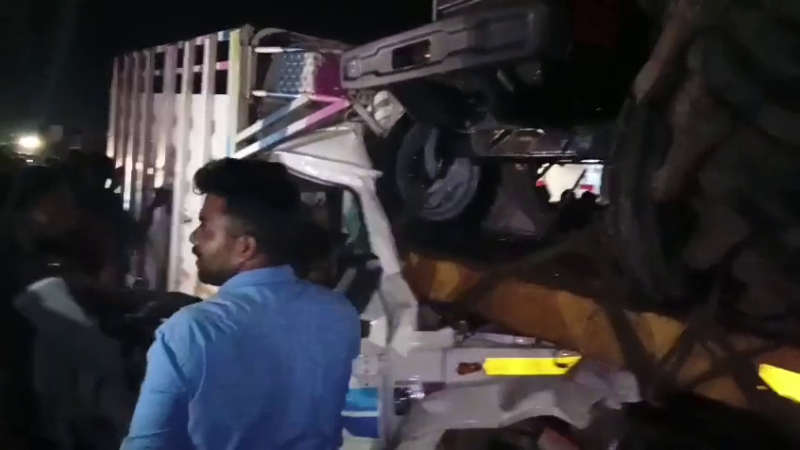 Two Killed as Bolero Goods Vehicle Rams Tractor Laden Truck on NH 48 Near Tumakuru 2