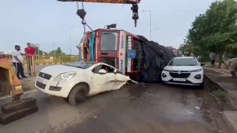Tyre Burst Triggers Accident Truck Overturns onto Car in Ilkal Major Tragedy Averted
