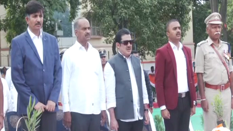 ನಾನು ಹಿಂದೂಸ್ತಾನಿ, ನಾನು ಕನ್ನಡಿಗ - ದೇಶದ್ರೋಹಿ ಪಟ್ಟ ಕಟ್ಟಿದ ವಿಪಕ್ಷಗಳಿಗೆ ಸಚಿವ ಜಮೀರ್ ತಿರುಗೇಟು 9 Zameer
