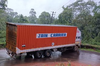 a lorry was parked in the middle of the road near nellibeedu village in kalasa taluk and the driver fled with the keys