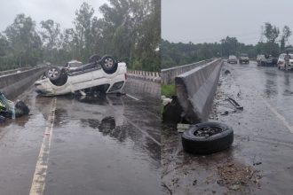 car crashes into bridge tourists injured in choradi bridge in shivamogga