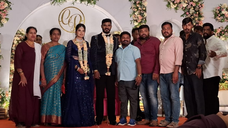 ಅದ್ಧೂರಿ ಆರತಕ್ಷತೆಯಲ್ಲಿ ಮಿಂಚಿದ ನಟ ಚಿಕ್ಕಣ್ಣ-ಪಾವನಾ ಜೋಡಿ 9 chikkanna pavana reception 1