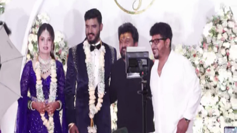ಹಾಸ್ಯನಟ ಚಿಕ್ಕಣ್ಣ-ಪಾವನಾ ಅದ್ಧೂರಿ ರಿಸೆಪ್ಷನ್; ಗಣ್ಯರು, ಸಿನಿತಾರೆಯರಿಂದ ವಿಶ್ 9 chikkanna reception