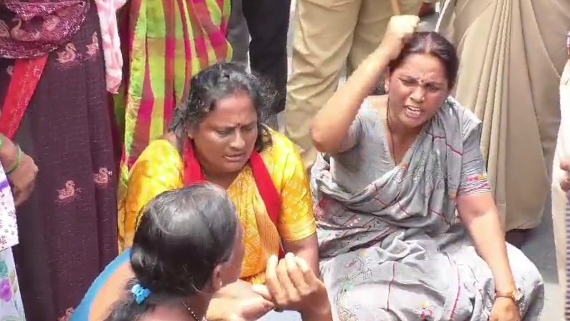 ಮಂಡ್ಯದಲ್ಲಿ ಜೈಲ್ ಭರೋ ಚಳವಳಿ - ಹೆದ್ದಾರಿ ತಡೆದ ಮಹಿಳಾ ಪ್ರತಿಭಟನಾಕಾರರನ್ನ ಹೊತ್ತೊಯ್ದ ಪೊಲೀಸರು 10 farmers Protest 2