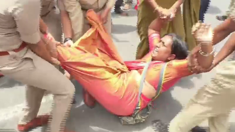ಮಂಡ್ಯದಲ್ಲಿ ಜೈಲ್ ಭರೋ ಚಳವಳಿ - ಹೆದ್ದಾರಿ ತಡೆದ ಮಹಿಳಾ ಪ್ರತಿಭಟನಾಕಾರರನ್ನ ಹೊತ್ತೊಯ್ದ ಪೊಲೀಸರು 11 farmers Protest