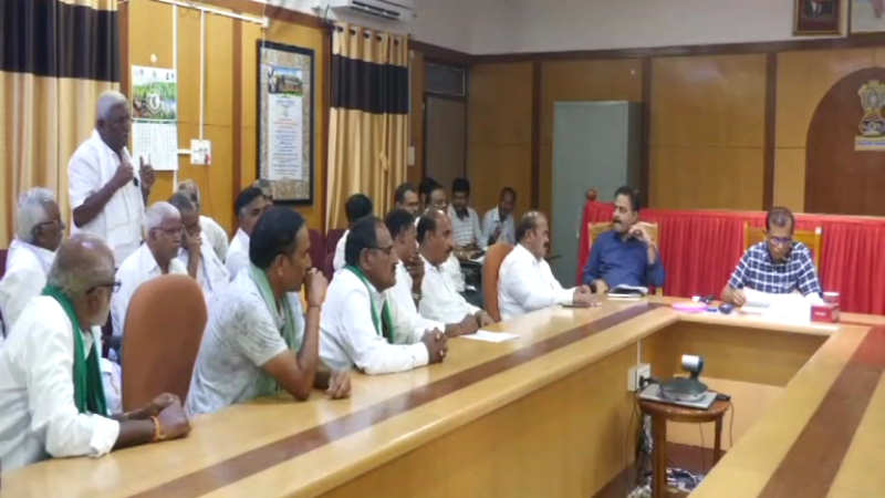 ಪ್ರತಿ ವರ್ಷ ಹೋರಾಟ ಮಾಡಿಯೇ ನೀರು ಬಿಡಿಸಿಕೊಳ್ಳಬೇಕಾಗಿದೆ - ಸಚಿವರು, ಅಧಿಕಾರಿಗಳ ವಿರುದ್ಧ ರೈತರು ಗರಂ 9 farmers in davangere held a meeting at the circuit house warning the state government to release water from the bhadra reservoir to the canals for kharif crop 1