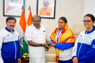 h.d.kumaraswamy felicitate Shilpa K Shyla