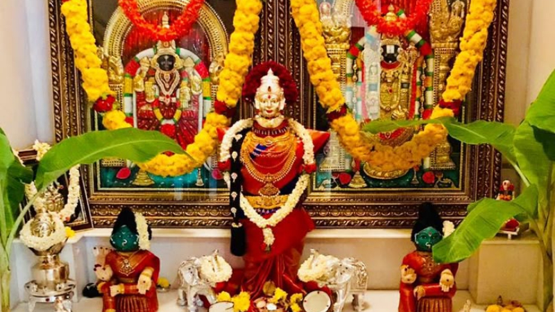 ಶ್ರಾವಣದ ಪ್ರತಿ ಶುಕ್ರವಾರವೂ ಲಕ್ಷ್ಮೀ ಪೂಜೆ ಮಾಡೋದು ಯಾಕೆ? - ಏನಿದರ ಮಹತ್ವ? 19 lakshmi pooja 3