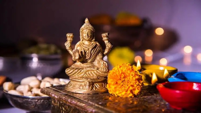 ಶ್ರಾವಣದ ಪ್ರತಿ ಶುಕ್ರವಾರವೂ ಲಕ್ಷ್ಮೀ ಪೂಜೆ ಮಾಡೋದು ಯಾಕೆ? - ಏನಿದರ ಮಹತ್ವ? 18 lakshmi pooja 5