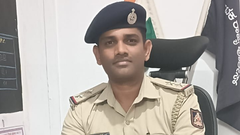 lokayukta officials detained halebidu psi for taking bribe