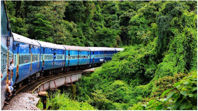 ಹಳಿ ಮೇಲಿನ ಮಣ್ಣು ತೆರವು ಪೂರ್ಣ – ಸಕಲೇಶಪುರ ಮಾರ್ಗದಲ್ಲಿ ರೈಲು ಸಂಚಾರ ಆರಂಭ